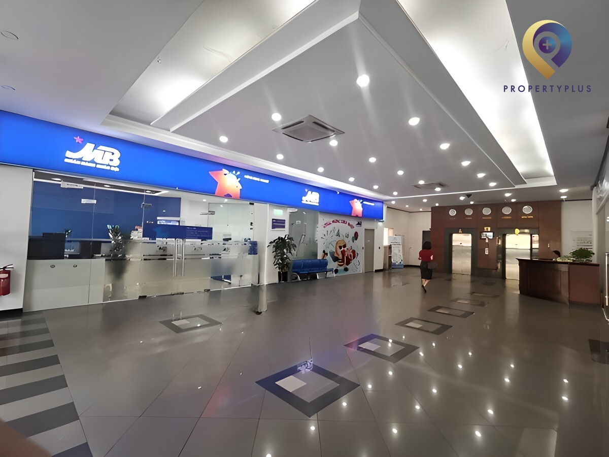 Sảnh lễ tân tòa nhà Thông Tấn Xã Việt Nam với quầy tiếp tân và thang máy